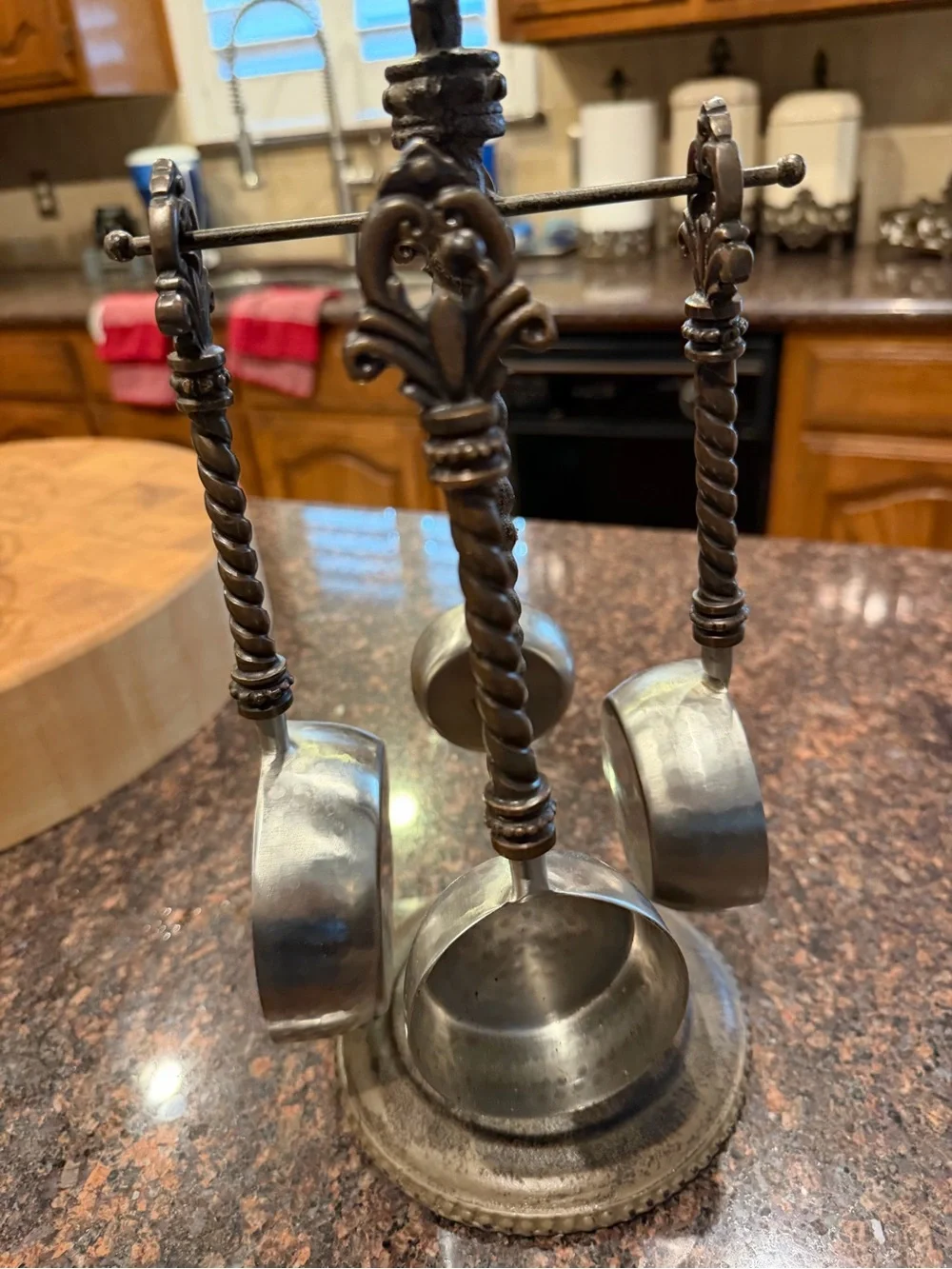 GG Collection Silver Measuring Cup Set with Ornate Twisted Stand